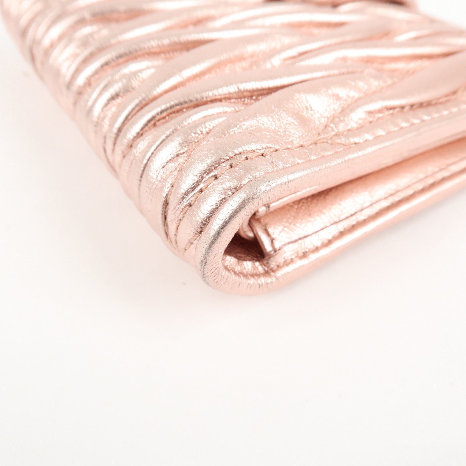 miu miu matelasse leather bi fold wallet metalic pink 5mv016 used miu miu matelasse leather bi fold wallet metalic pink 5mv016 used