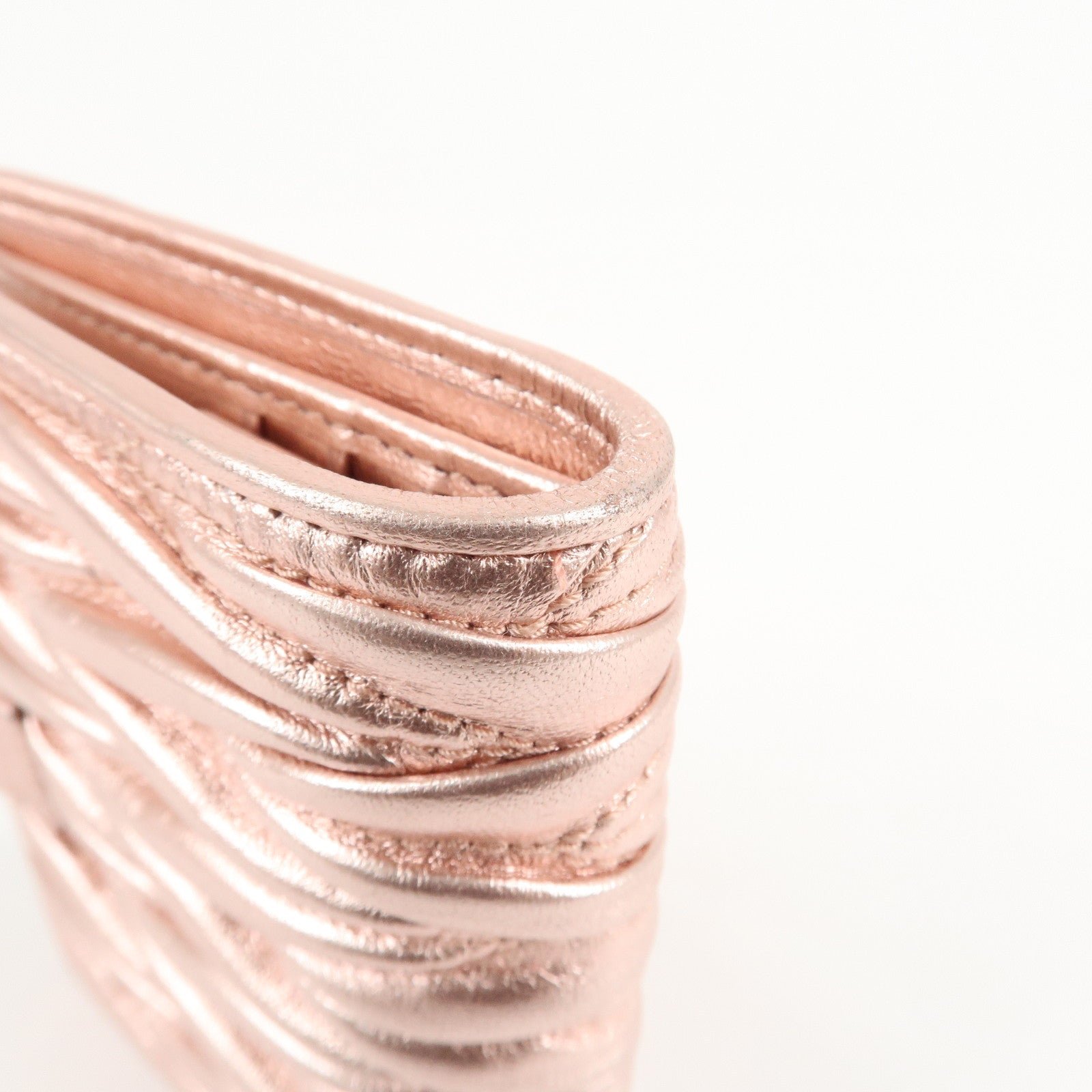 miu miu matelasse leather bi fold wallet metalic pink 5mv016 used miu miu matelasse leather bi fold wallet metalic pink 5mv016 used