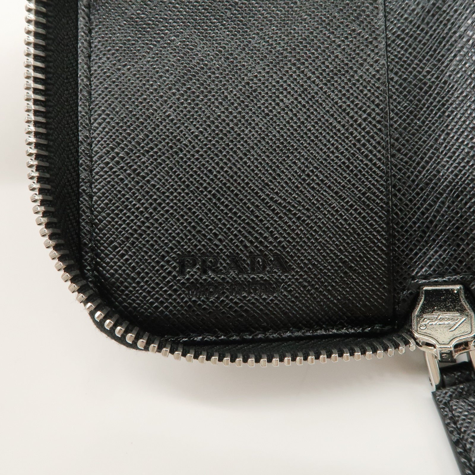 prada saffiano leather round zippy key case black 2pg604 used prada saffiano leather round zippy key case black 2pg604 used