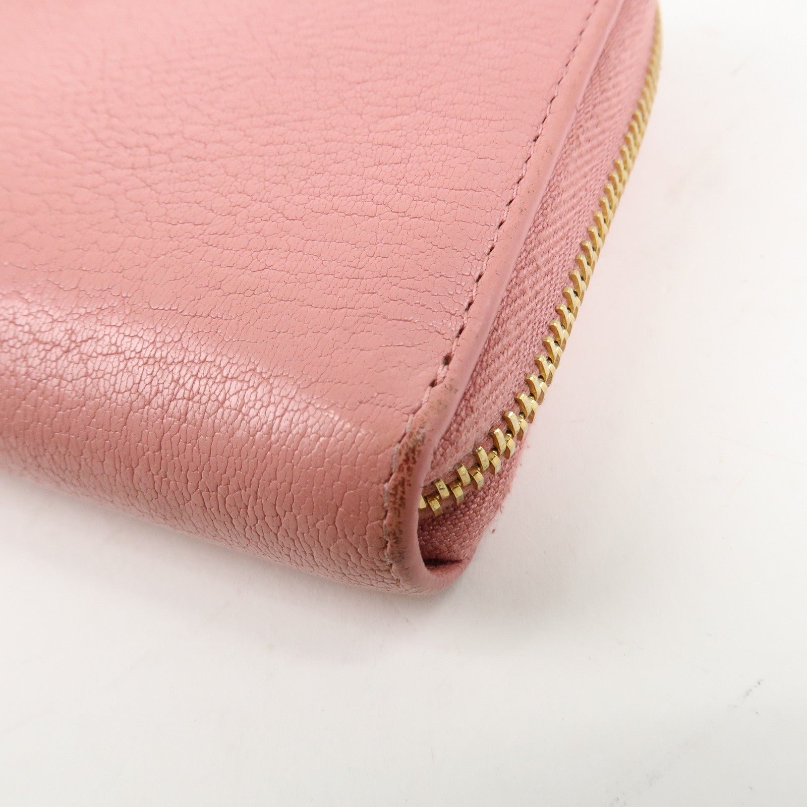 miu miu leather round zippy wallet long wallet pink 5ml506 used miu miu leather round zippy wallet long wallet pink 5ml506 used
