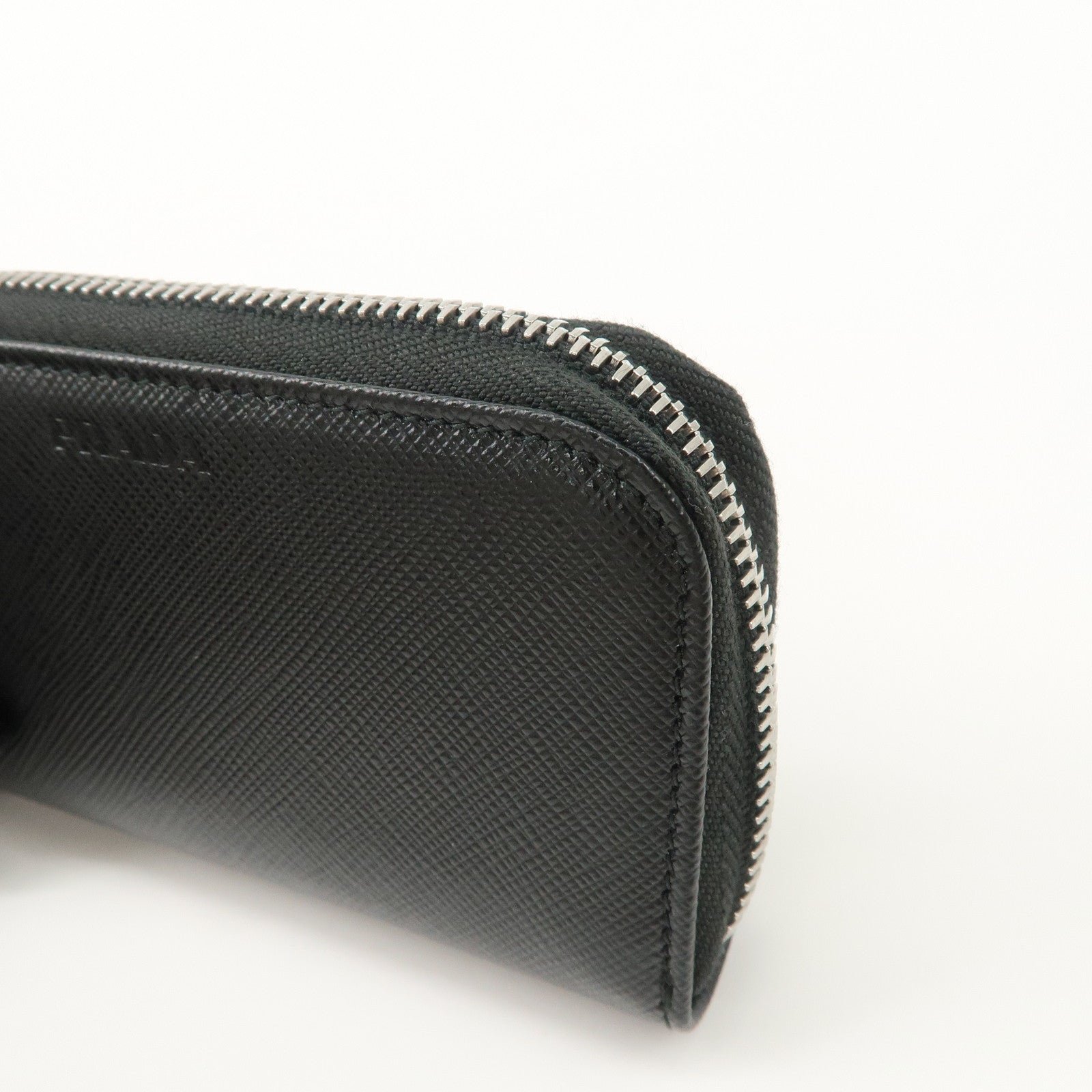prada saffiano leather round zippy key case black 2pg604 used prada saffiano leather round zippy key case black 2pg604 used