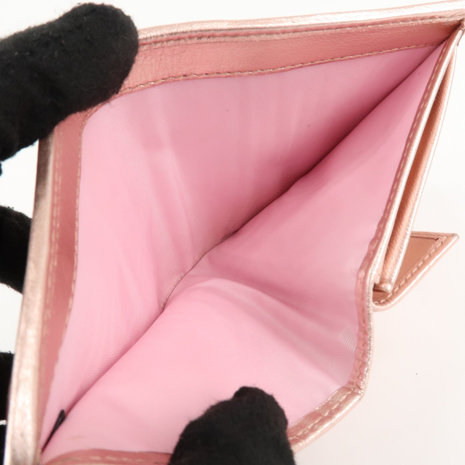 miu miu matelasse leather bi fold wallet metalic pink 5mv016 used miu miu matelasse leather bi fold wallet metalic pink 5mv016 used