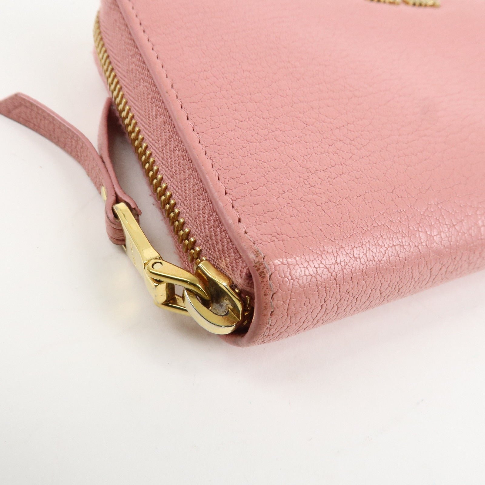 miu miu leather round zippy wallet long wallet pink 5ml506 used miu miu leather round zippy wallet long wallet pink 5ml506 used