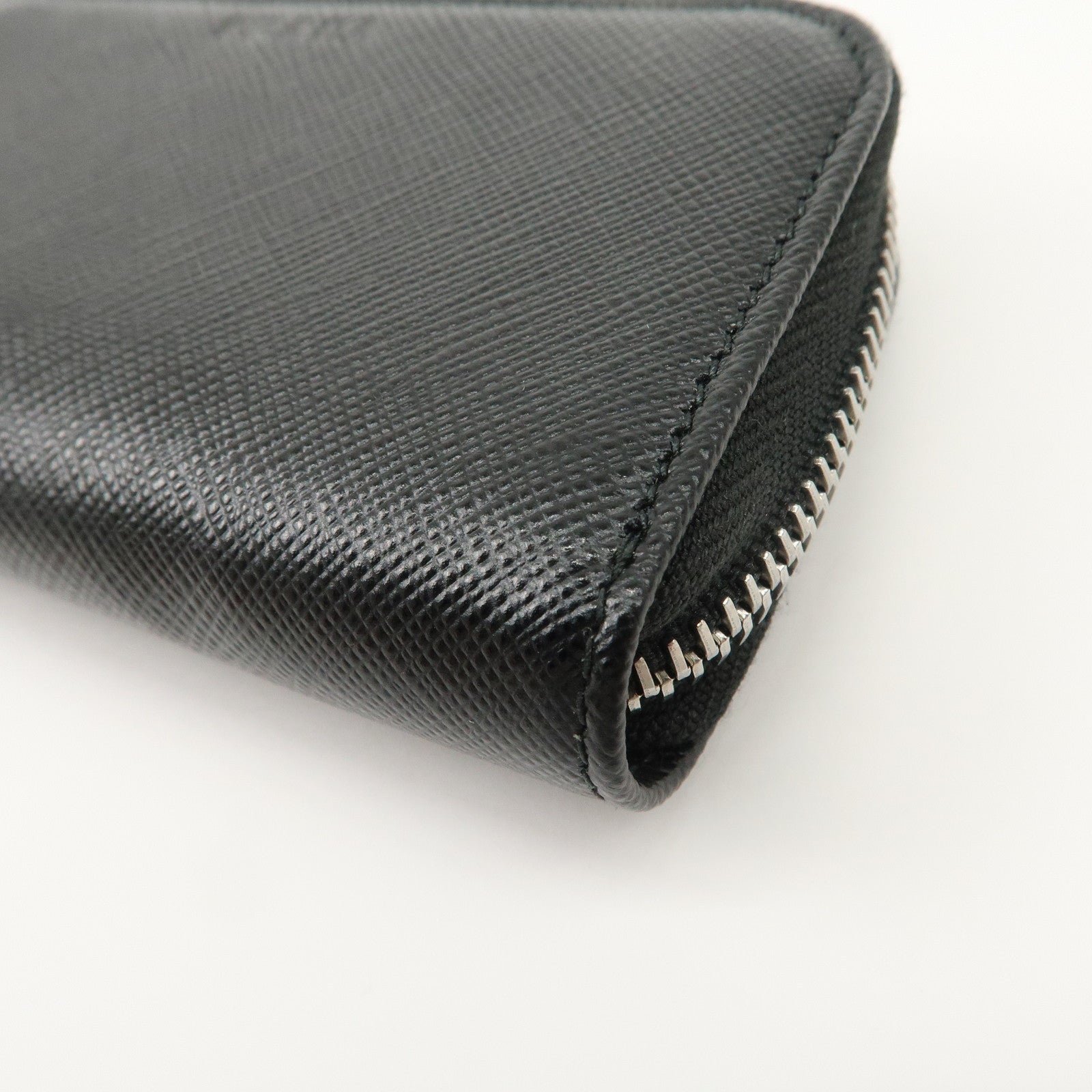 prada saffiano leather round zippy key case black 2pg604 used prada saffiano leather round zippy key case black 2pg604 used