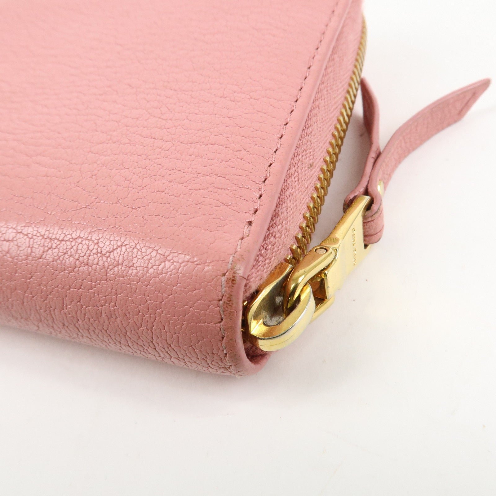 miu miu leather round zippy wallet long wallet pink 5ml506 used miu miu leather round zippy wallet long wallet pink 5ml506 used
