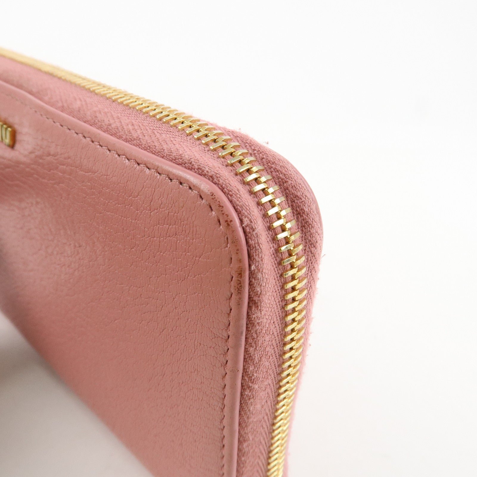miu miu leather round zippy wallet long wallet pink 5ml506 used miu miu leather round zippy wallet long wallet pink 5ml506 used