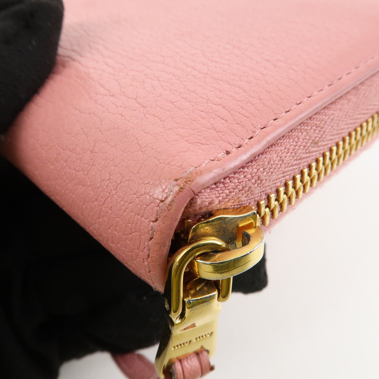 miu miu leather round zippy wallet long wallet pink 5ml506 used miu miu leather round zippy wallet long wallet pink 5ml506 used