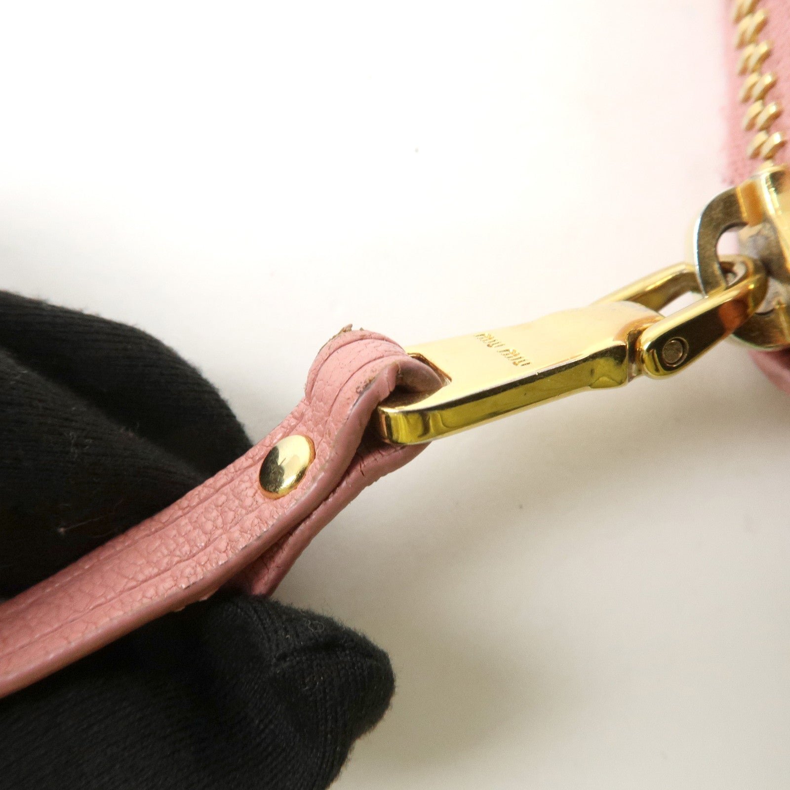 miu miu leather round zippy wallet long wallet pink 5ml506 used miu miu leather round zippy wallet long wallet pink 5ml506 used