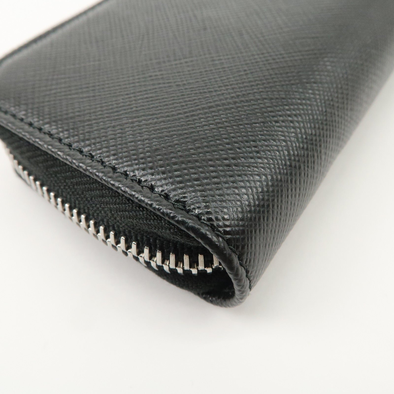 prada saffiano leather round zippy key case black 2pg604 used prada saffiano leather round zippy key case black 2pg604 used