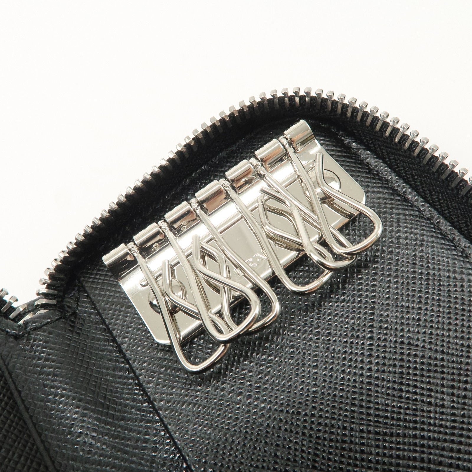 prada saffiano leather round zippy key case black 2pg604 used prada saffiano leather round zippy key case black 2pg604 used