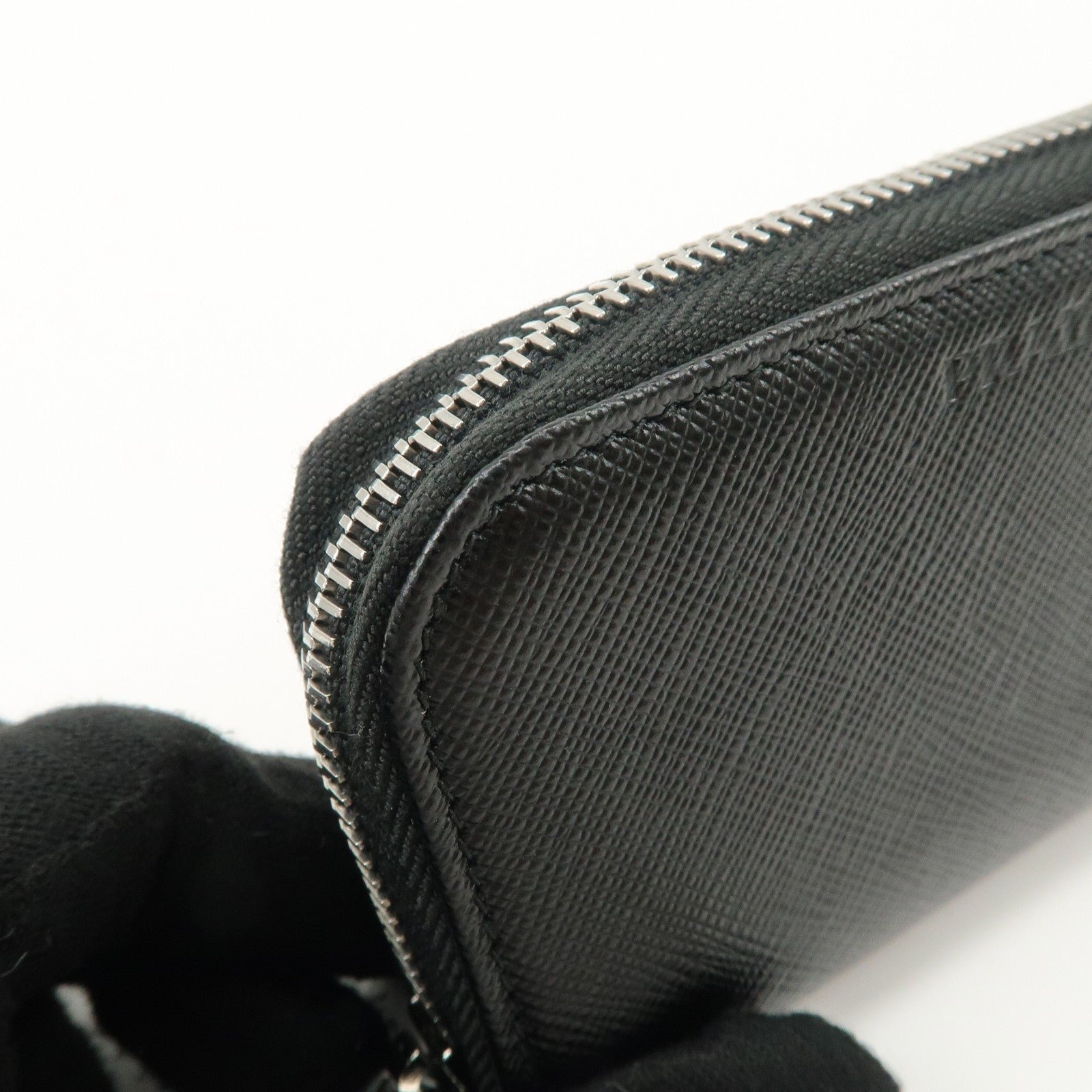 prada saffiano leather round zippy key case black 2pg604 used prada saffiano leather round zippy key case black 2pg604 used