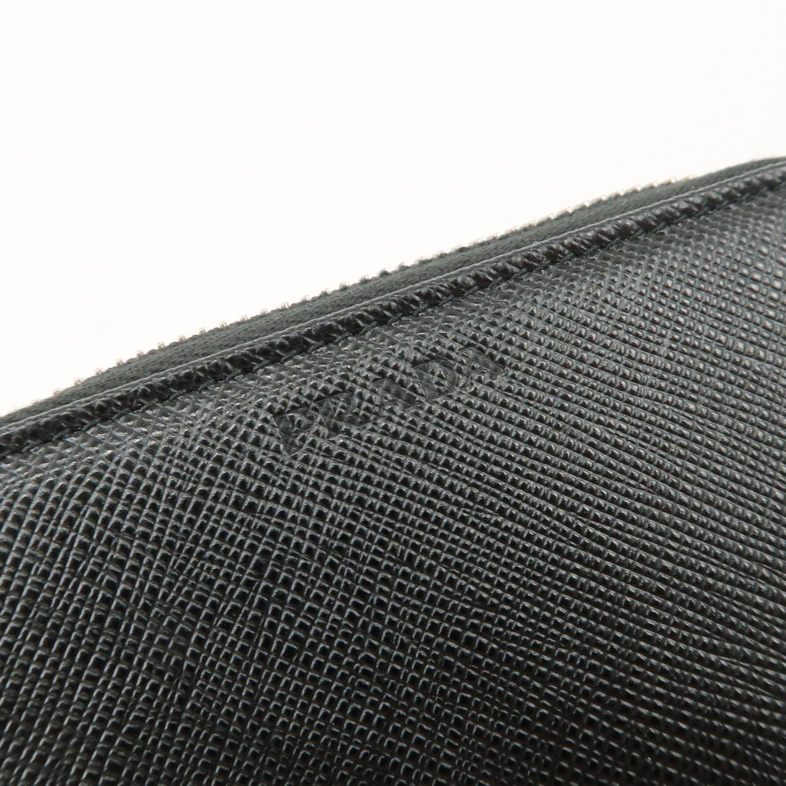 prada saffiano leather round zippy key case black 2pg604 used prada saffiano leather round zippy key case black 2pg604 used