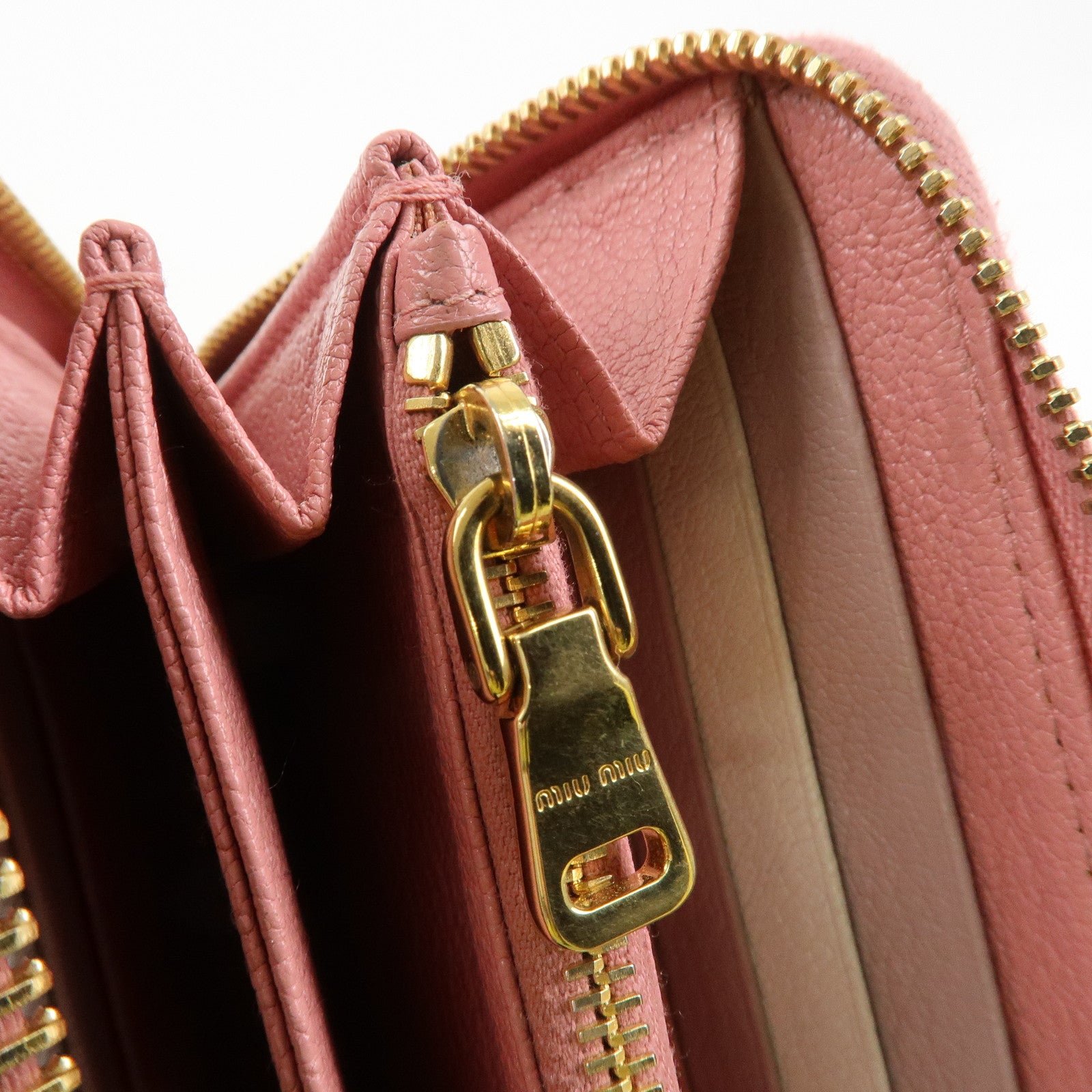 miu miu leather round zippy wallet long wallet pink 5ml506 used miu miu leather round zippy wallet long wallet pink 5ml506 used