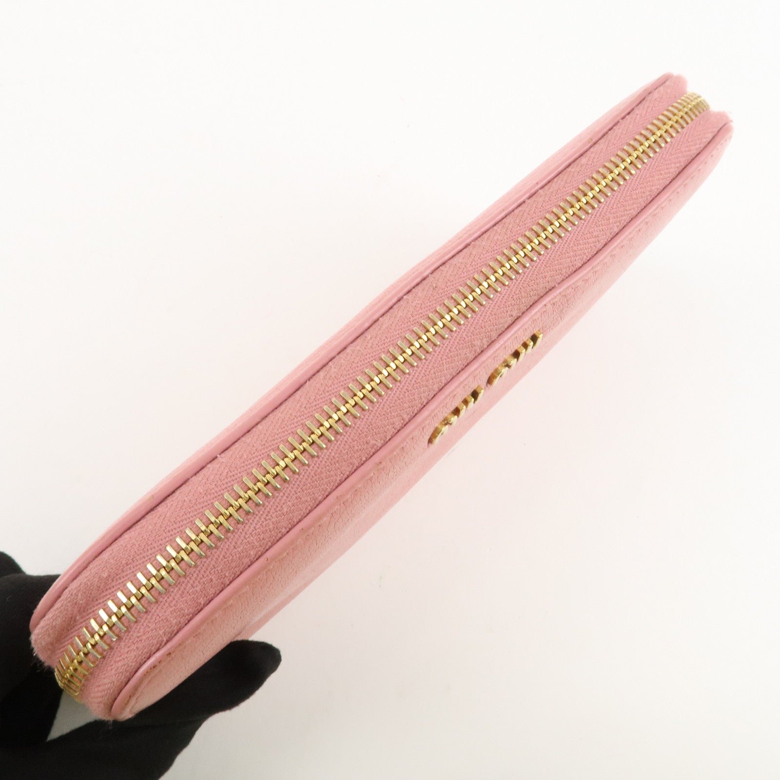 miu miu leather round zippy wallet long wallet pink 5ml506 used miu miu leather round zippy wallet long wallet pink 5ml506 used