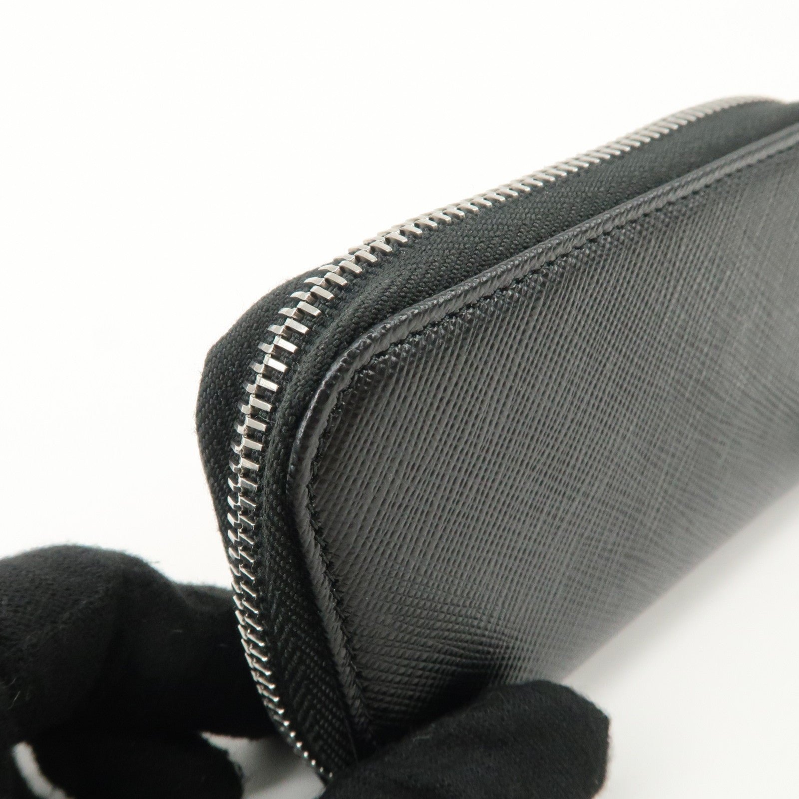 prada saffiano leather round zippy key case black 2pg604 used prada saffiano leather round zippy key case black 2pg604 used
