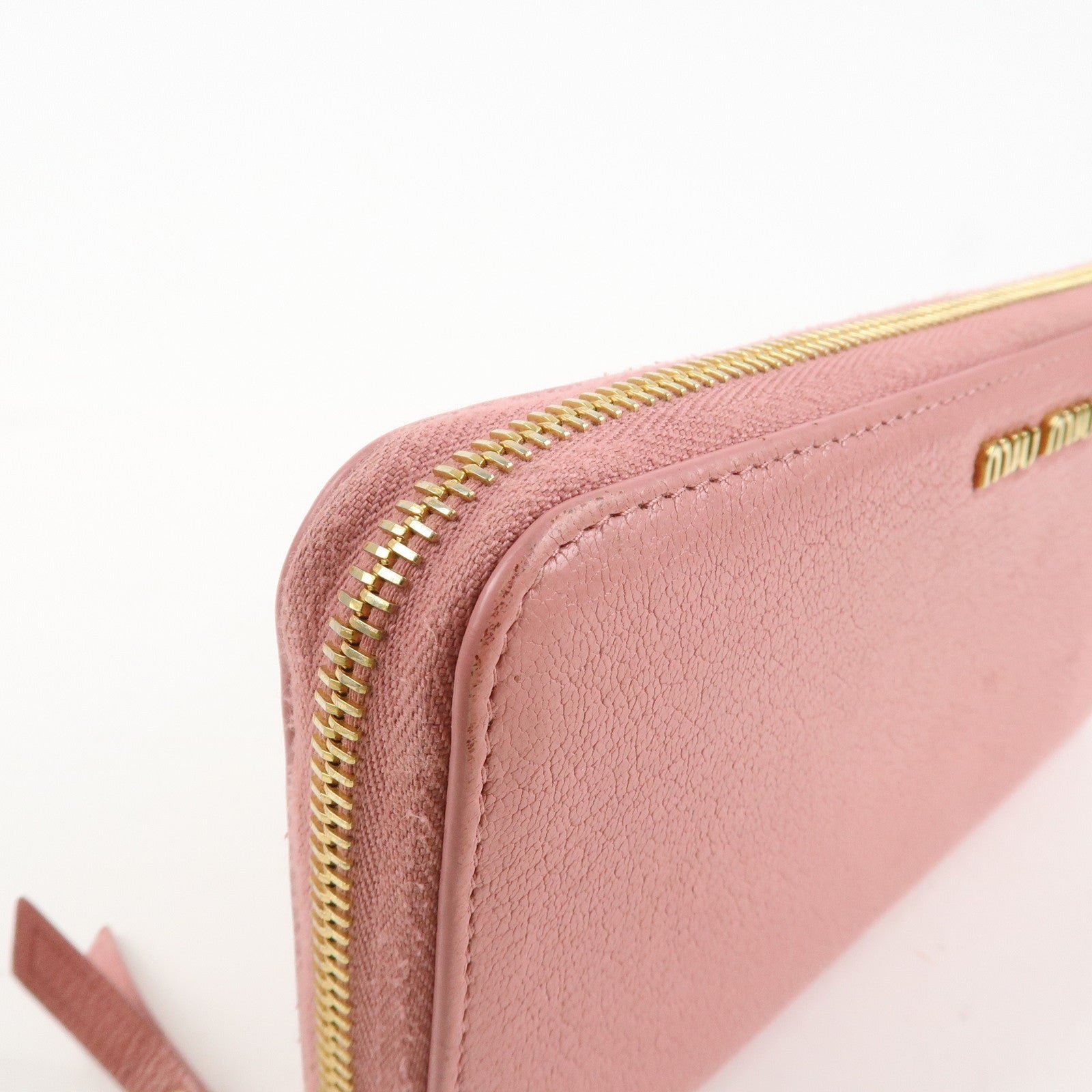 miu miu leather round zippy wallet long wallet pink 5ml506 used miu miu leather round zippy wallet long wallet pink 5ml506 used