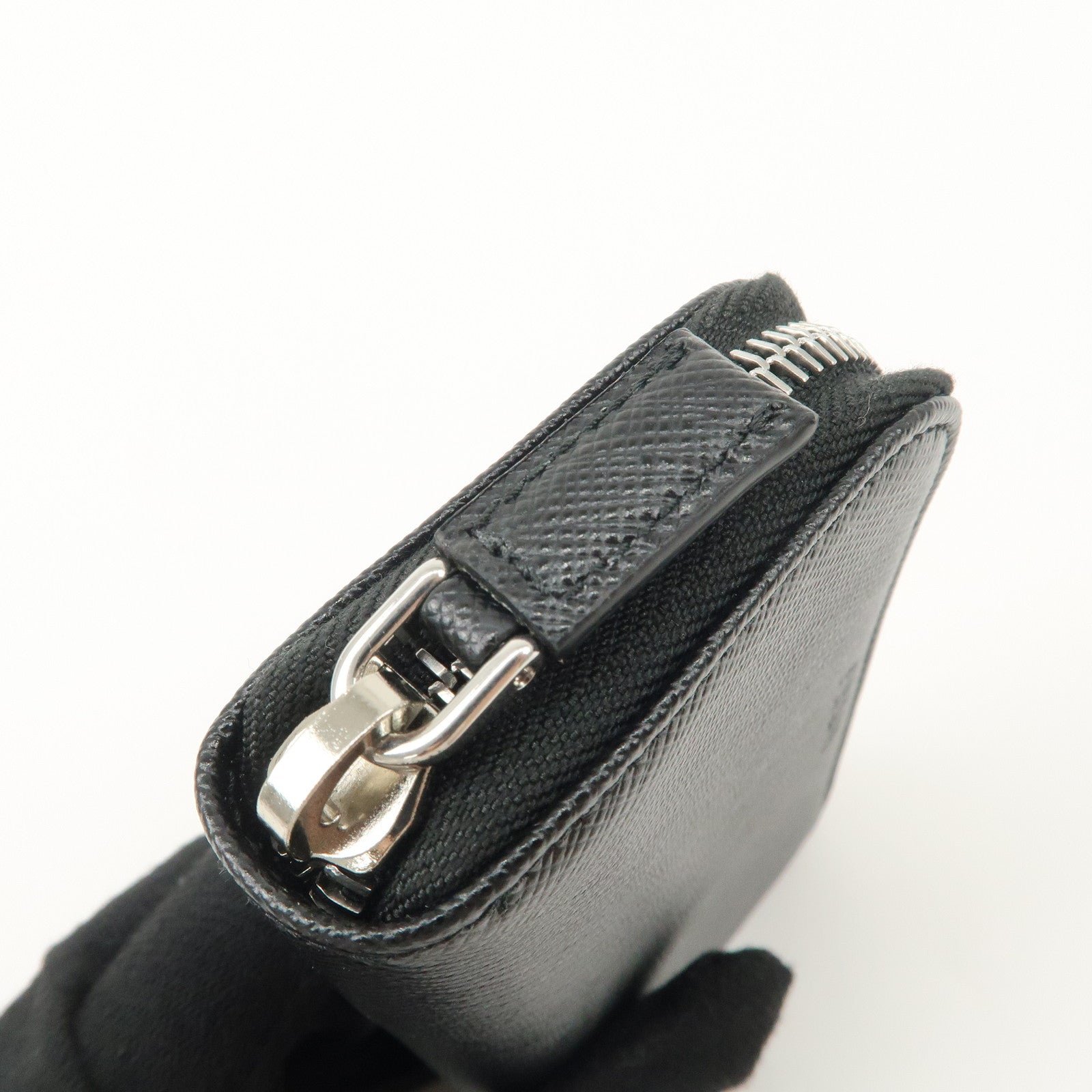 prada saffiano leather round zippy key case black 2pg604 used prada saffiano leather round zippy key case black 2pg604 used