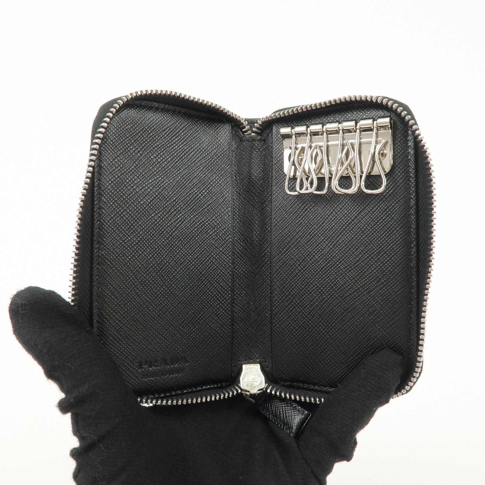prada saffiano leather round zippy key case black 2pg604 used prada saffiano leather round zippy key case black 2pg604 used