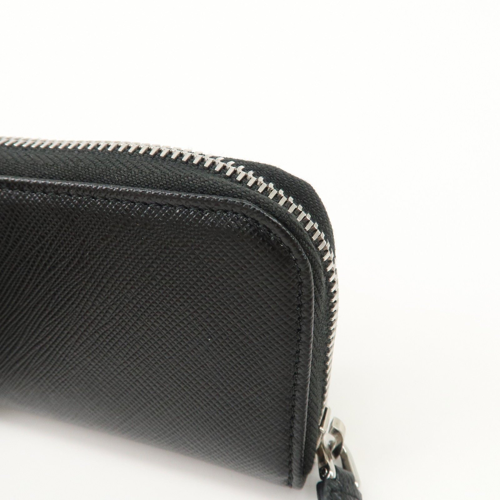 prada saffiano leather round zippy key case black 2pg604 used prada saffiano leather round zippy key case black 2pg604 used