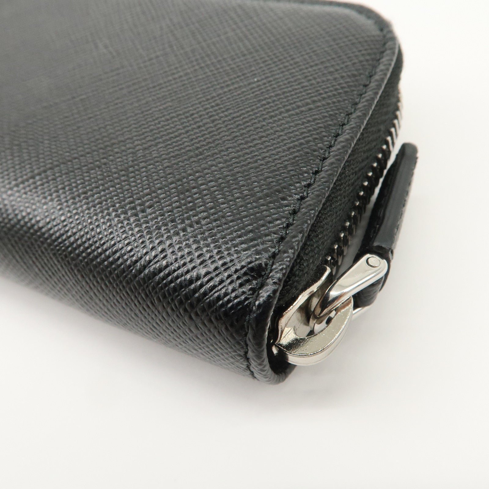 prada saffiano leather round zippy key case black 2pg604 used prada saffiano leather round zippy key case black 2pg604 used