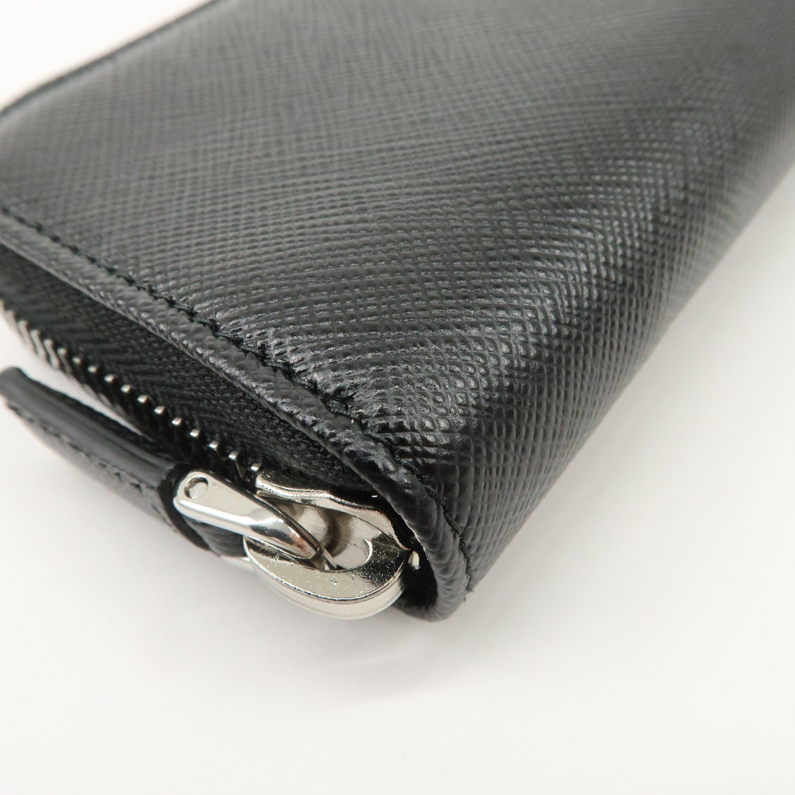 prada saffiano leather round zippy key case black 2pg604 used prada saffiano leather round zippy key case black 2pg604 used