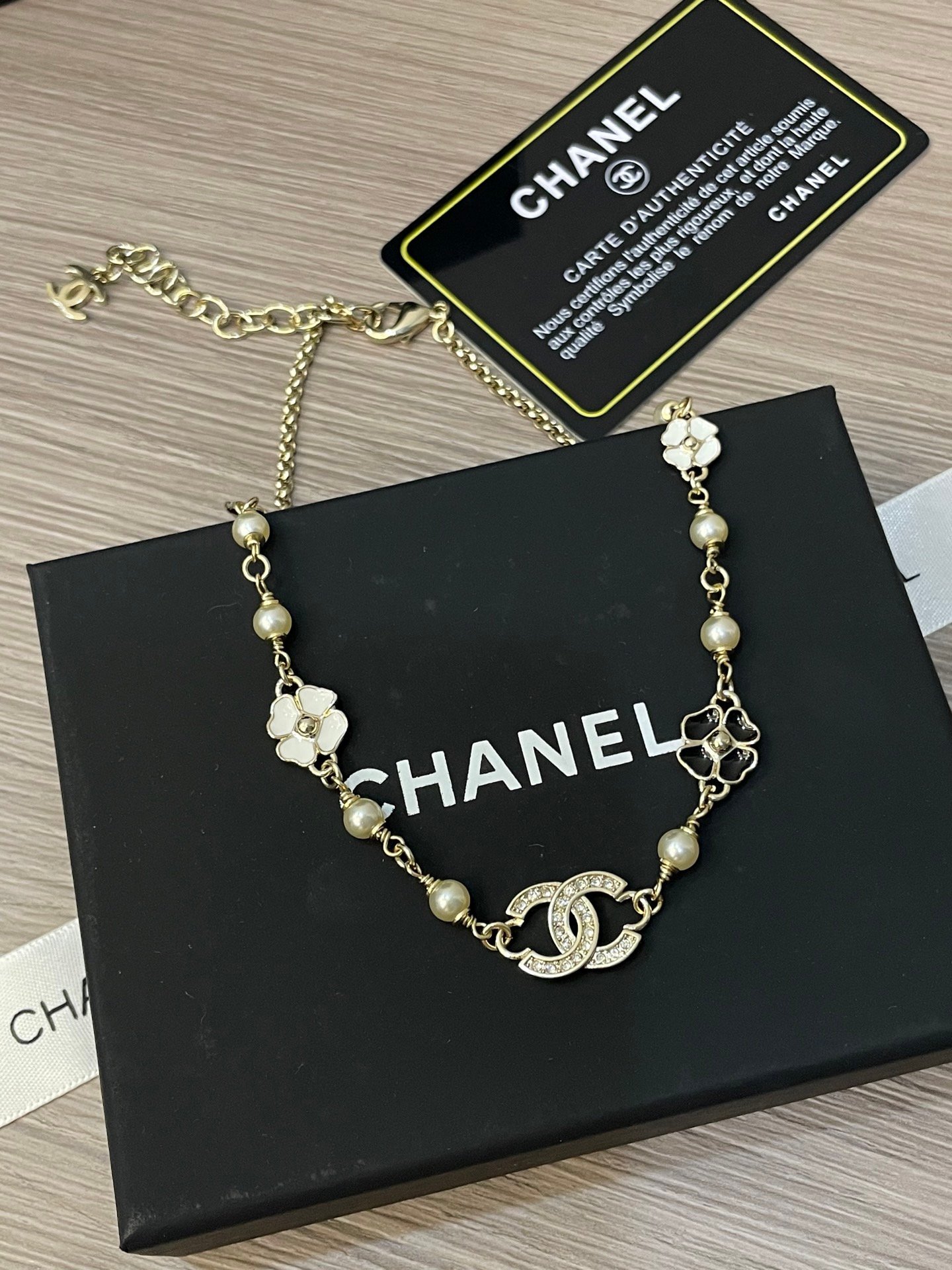25p black and white camellia choker 25p black and white camellia choker