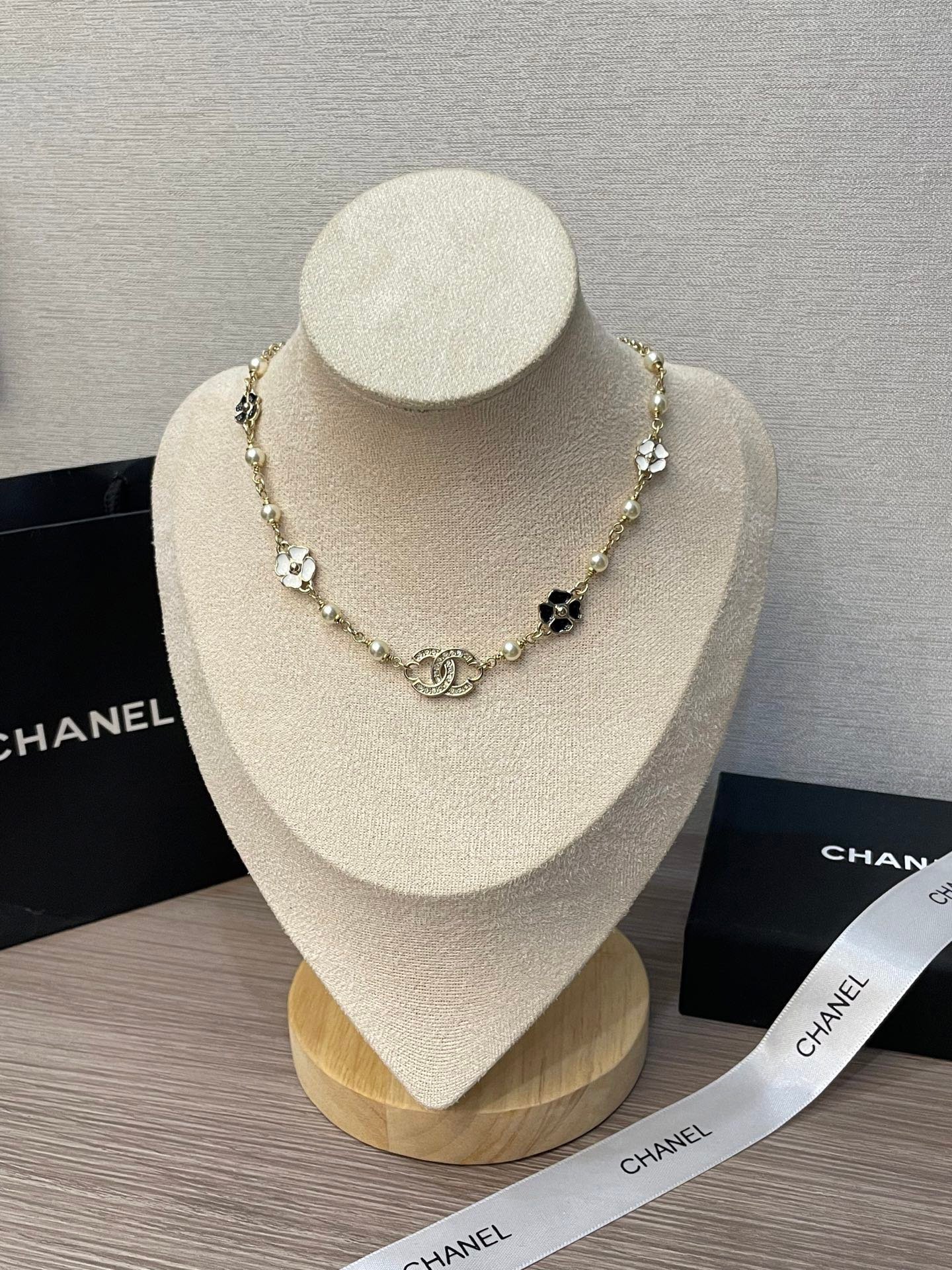 25p black and white camellia choker 25p black and white camellia choker
